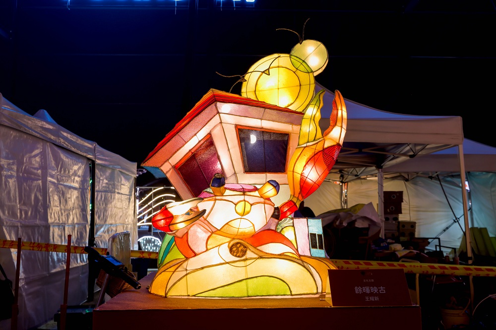 余暉映古（夕日が照らす古城）