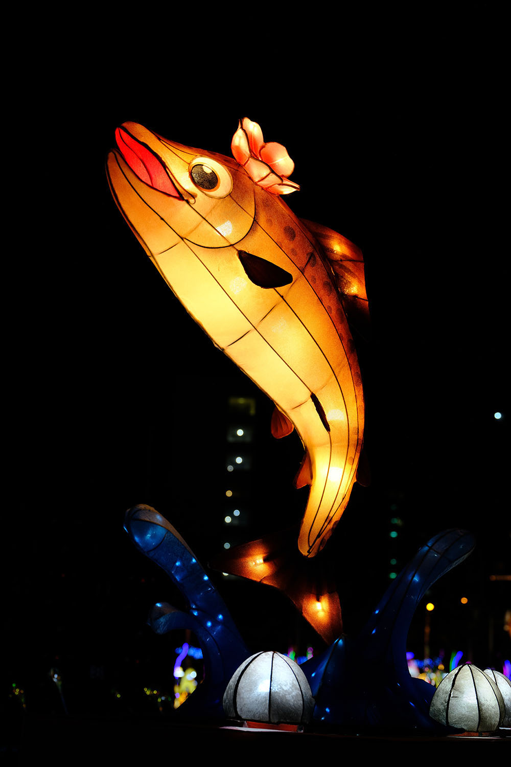 꽃물결 위로 뛰어오르는 연어