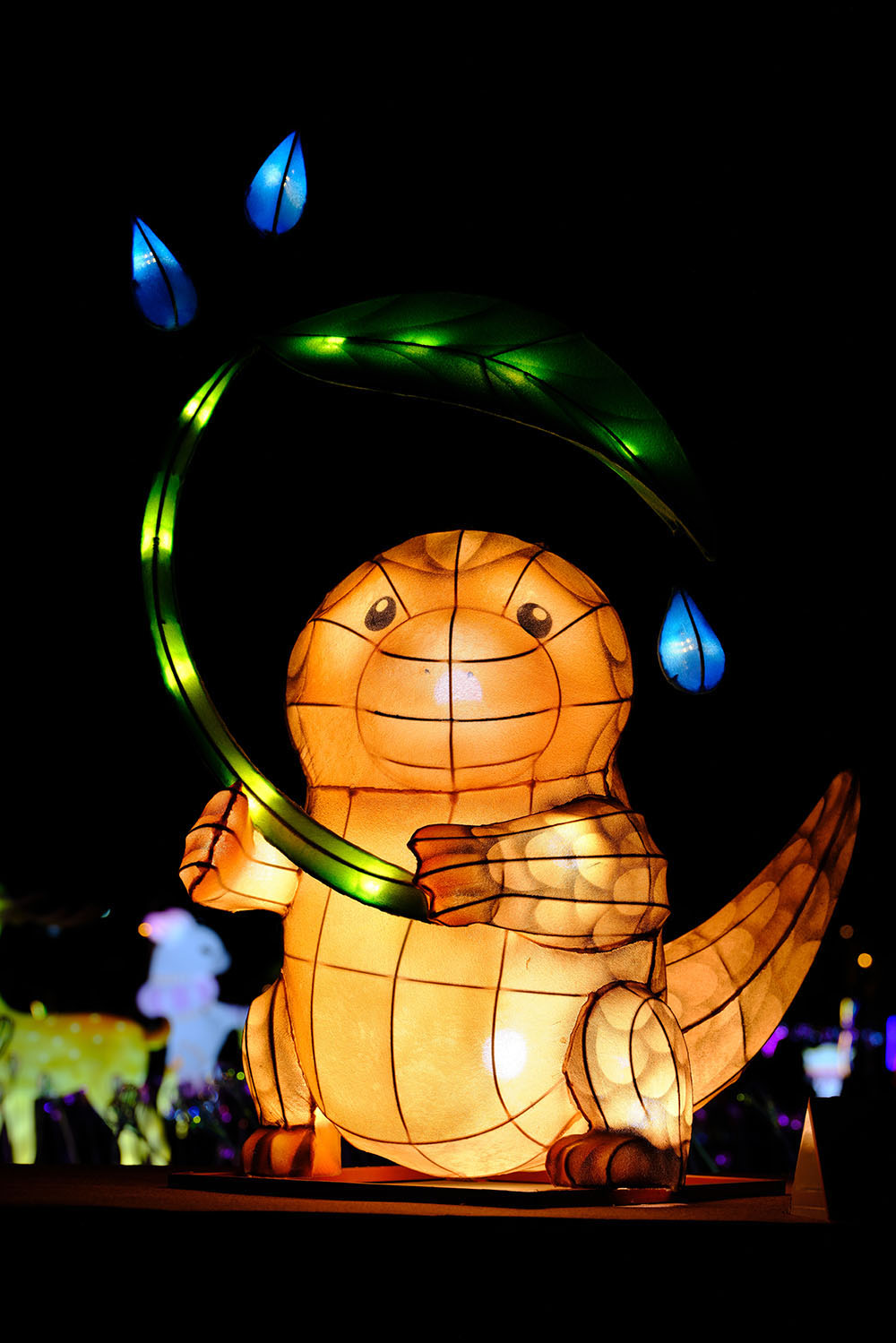 숲속 빗줄기와 천산갑의 그림자